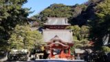 鶴岡八幡宮　舞殿と本殿