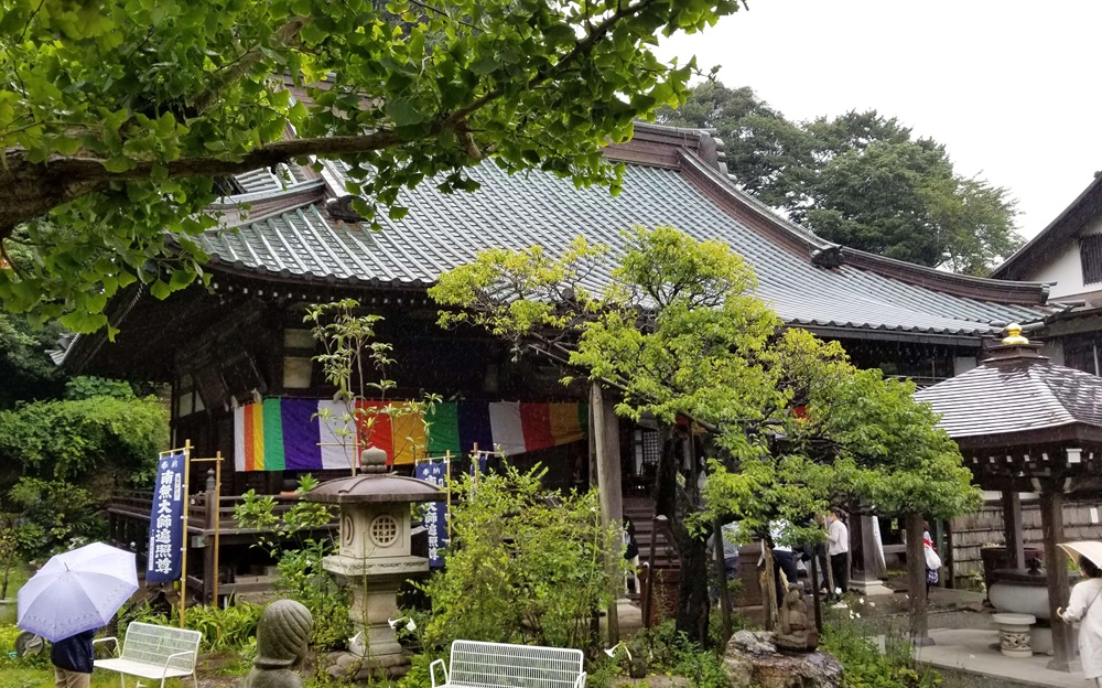 青蓮寺 本堂と参拝客