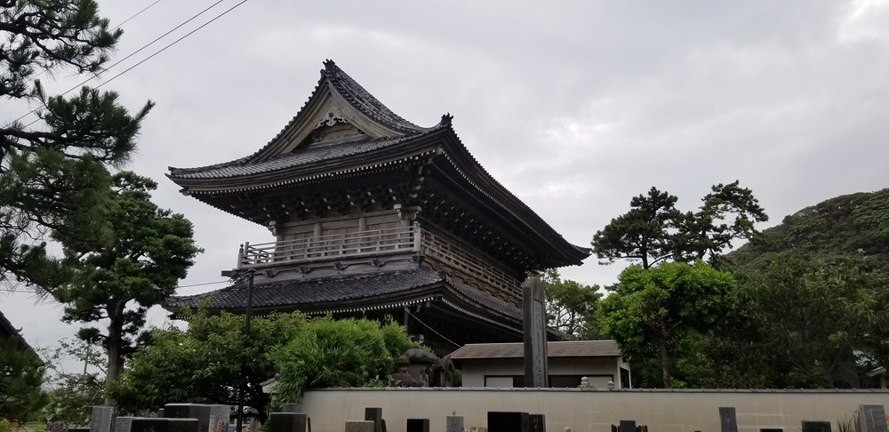 光明寺の山門を斜め横からみた様子　空は曇っている