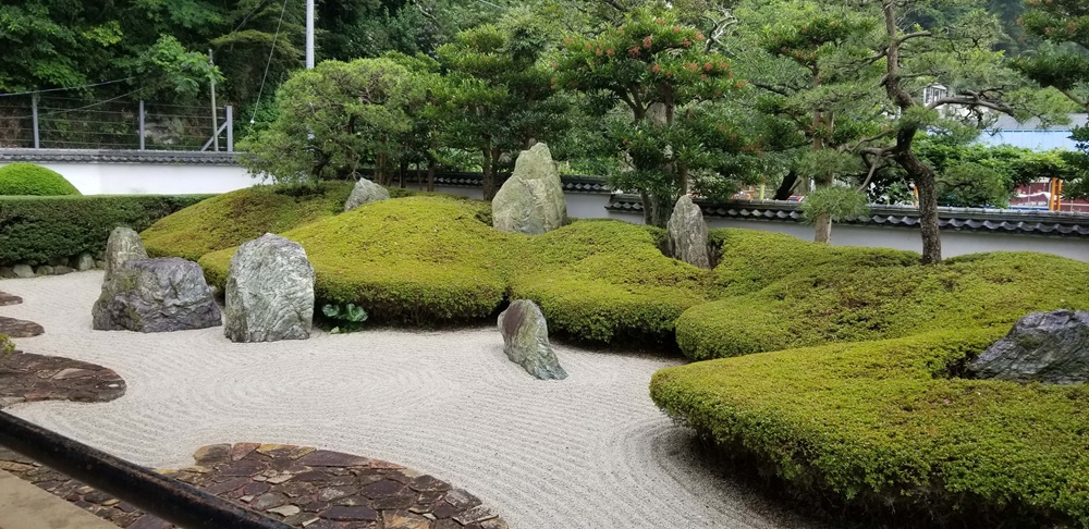光明寺の三尊五祖の庭の様子　白い石と岩が不規則に置かれている