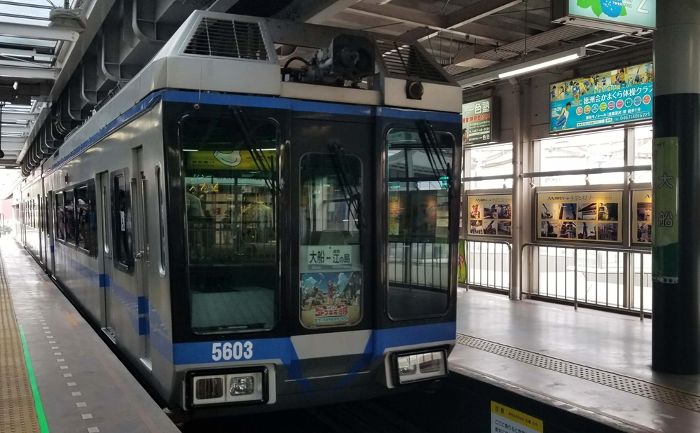 大船駅の大船モノレール　銀色の車体に2本の青いライン