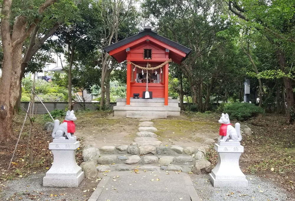 龍口明神社の道路を挟んだ横にある「経六稲荷」のお稲荷さんと奥に祠