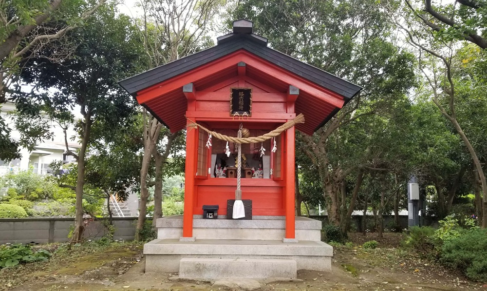 龍口明神社の道路を挟んだ横にある「経六稲荷」
