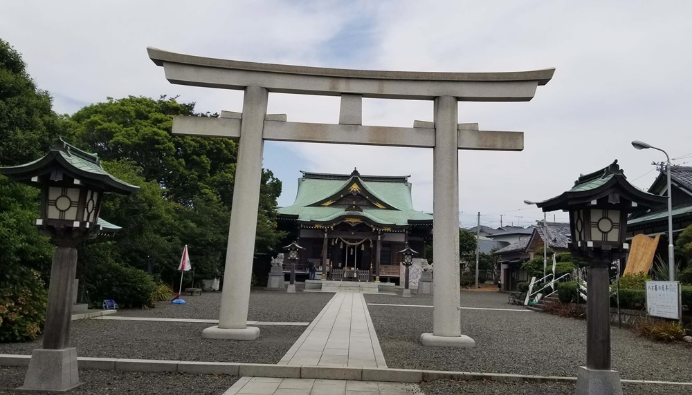 龍口明神社　鳥居と参道の奥に見える本堂の様子
