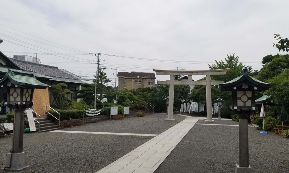 龍口明神社境内の様子　鳥居を見る　人がいない静かな佇まいの様子
