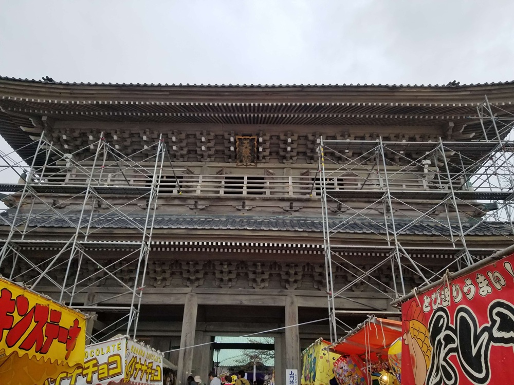 十夜法要の時の光明寺山門の様子をしたから見た