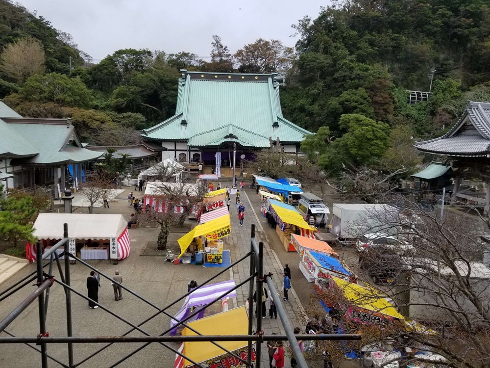 2019年の十夜法要　光明寺の山門からの本堂を見た景色　眼下には多数の屋台がある