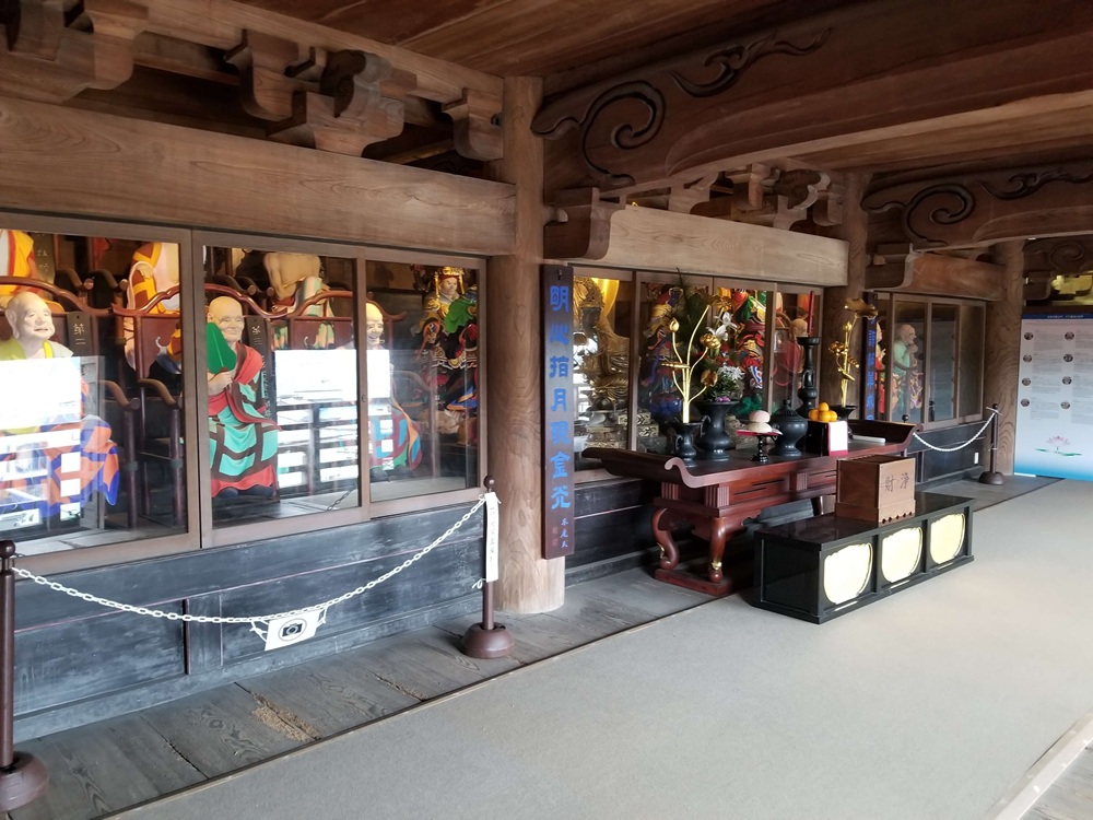 光明寺の山門の中の様子内　数体の色とりどりの仏像が展示されている