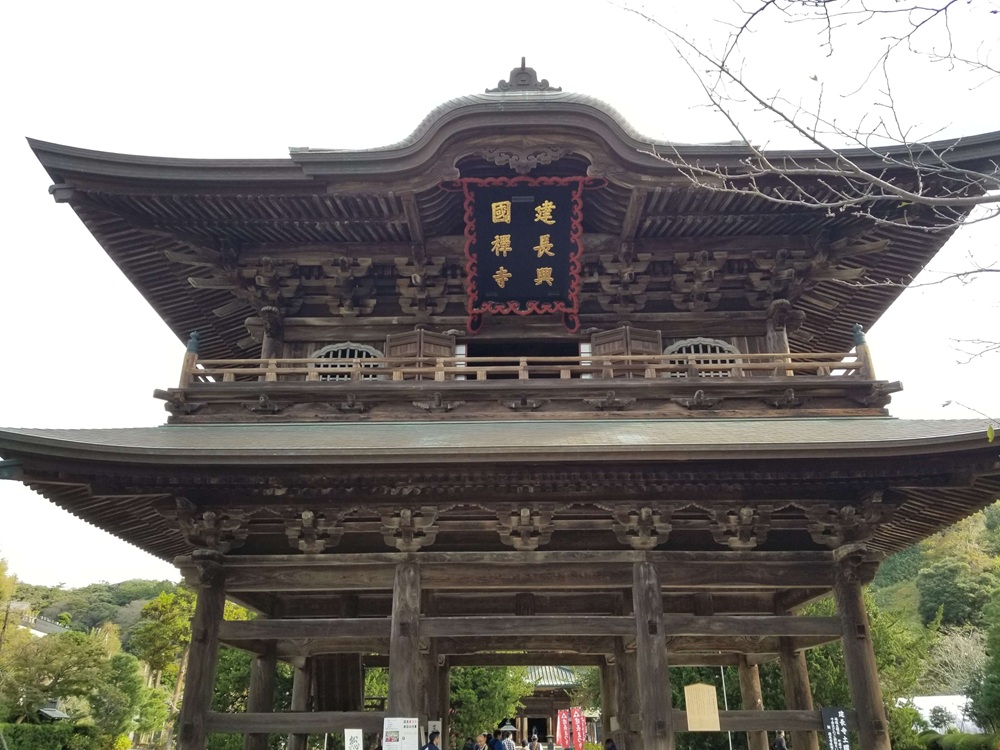 建長寺の雄大な三門の姿