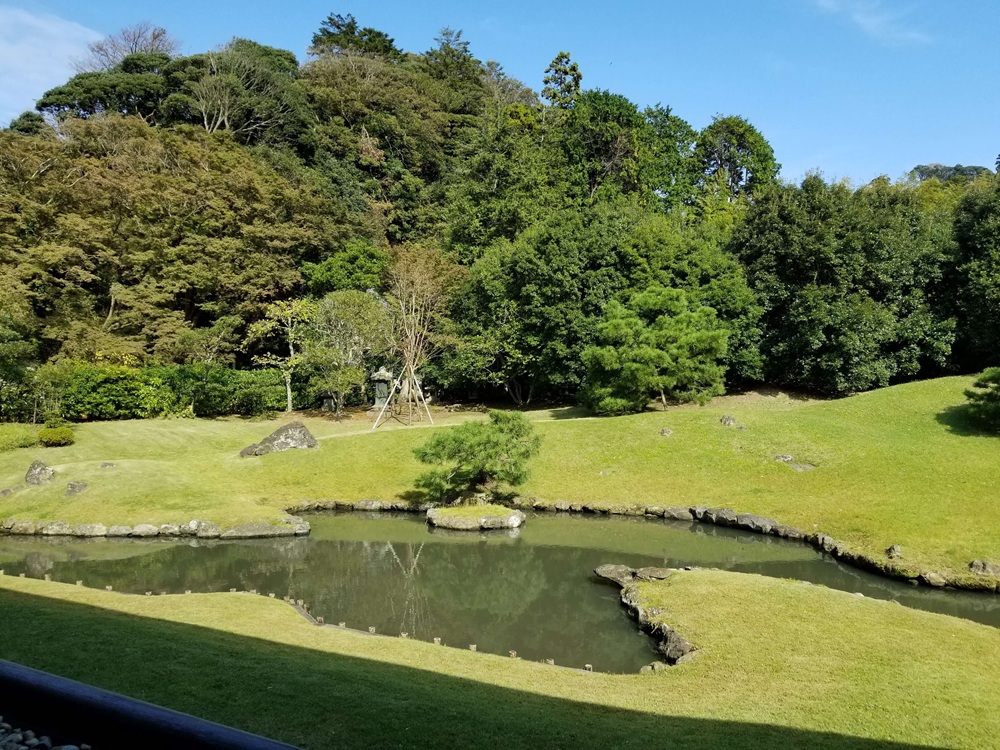 健常児の方丈庭の様子　池があり芝はきれい