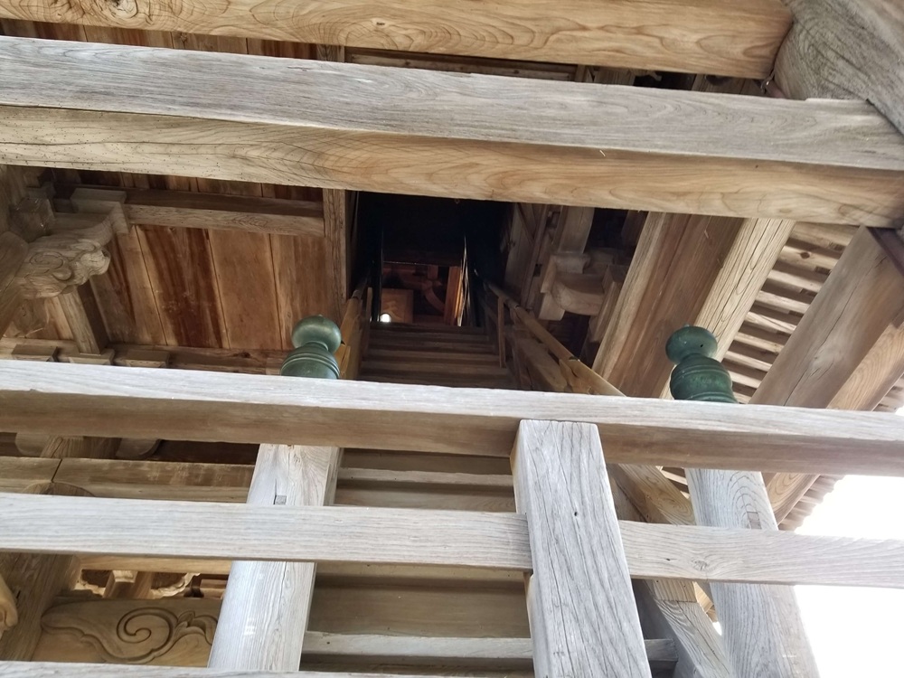 建長寺の山門に上がる床が開いている状態の様子