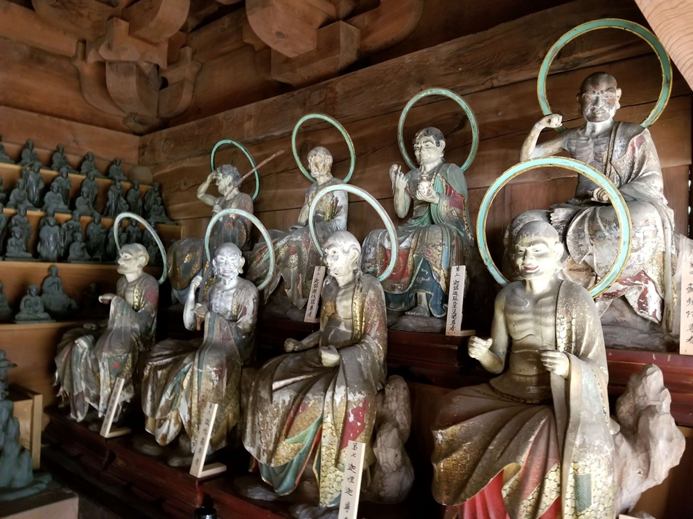 建長寺山門の中に置かれている五百羅漢像