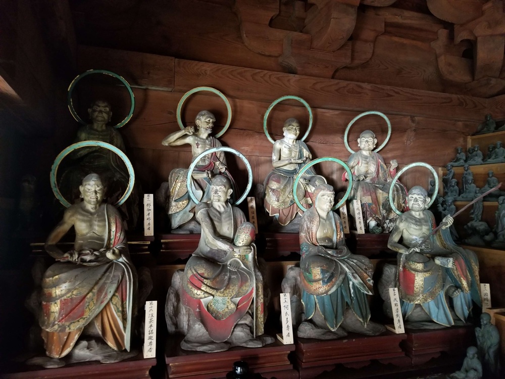 建長寺山門の中に置かれている五百羅漢像