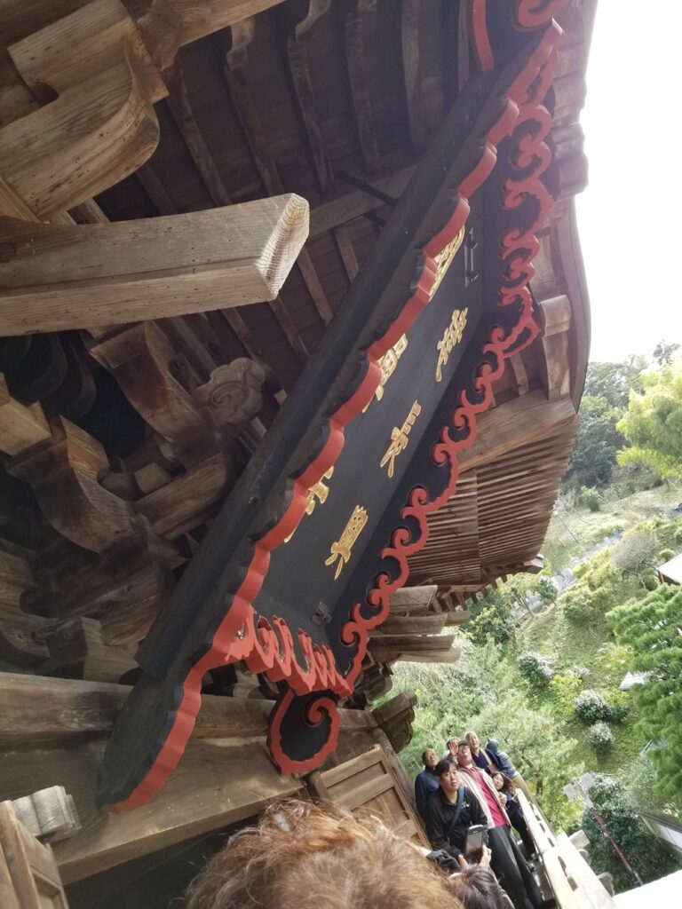 建長寺三門に飾られている扁額をまじかで見た　扁額を斜め下から見上げた