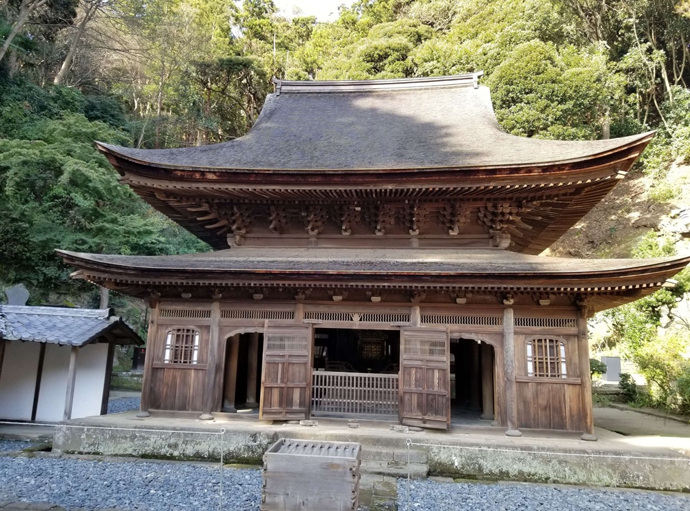円覚寺国宝舎利殿の正面の写真