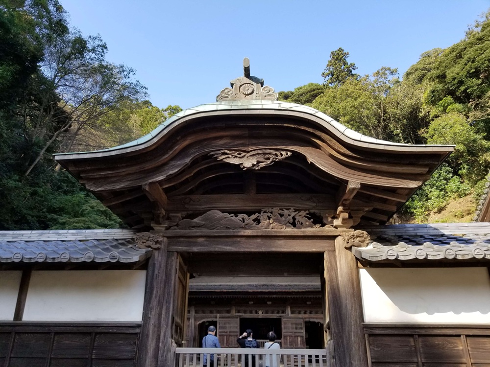 円覚寺の国宝舎利殿に入る門