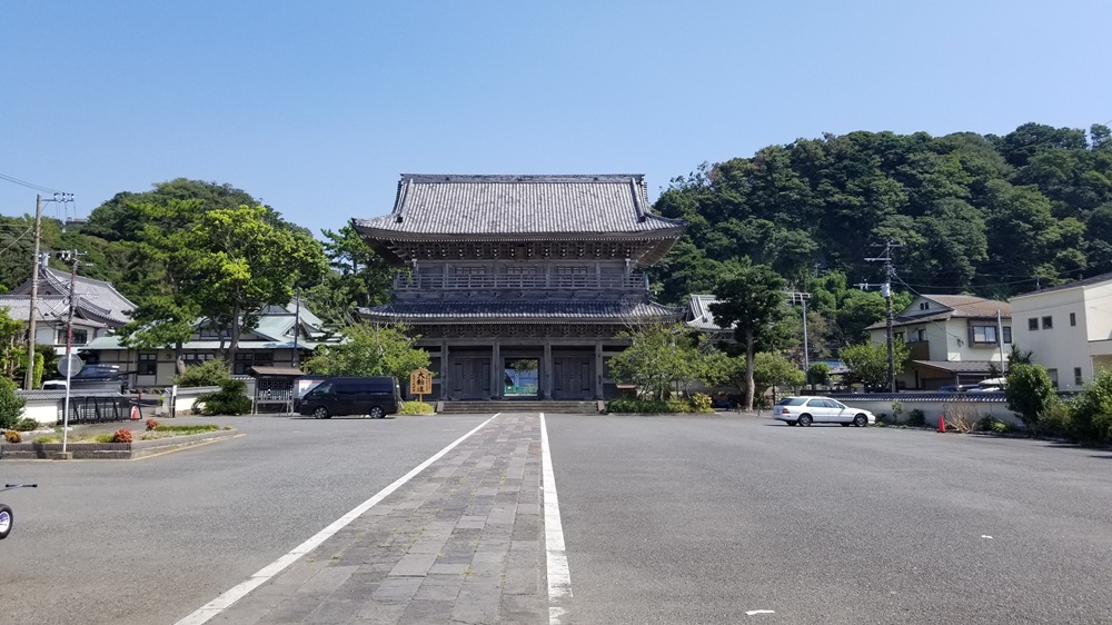 総門から山門を見た様子　車も1台しか止まっていなく　空も青々としている
