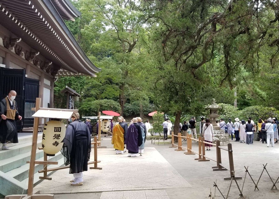 円覚寺開山毎歳忌　僧侶が仏殿から出てくる様子