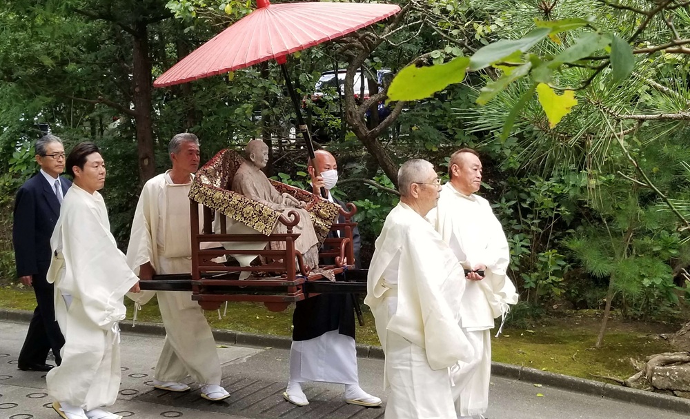 円覚寺開山毎歳忌　僧侶が仏光国師の像を乗せた神輿を4人担いでいる様子