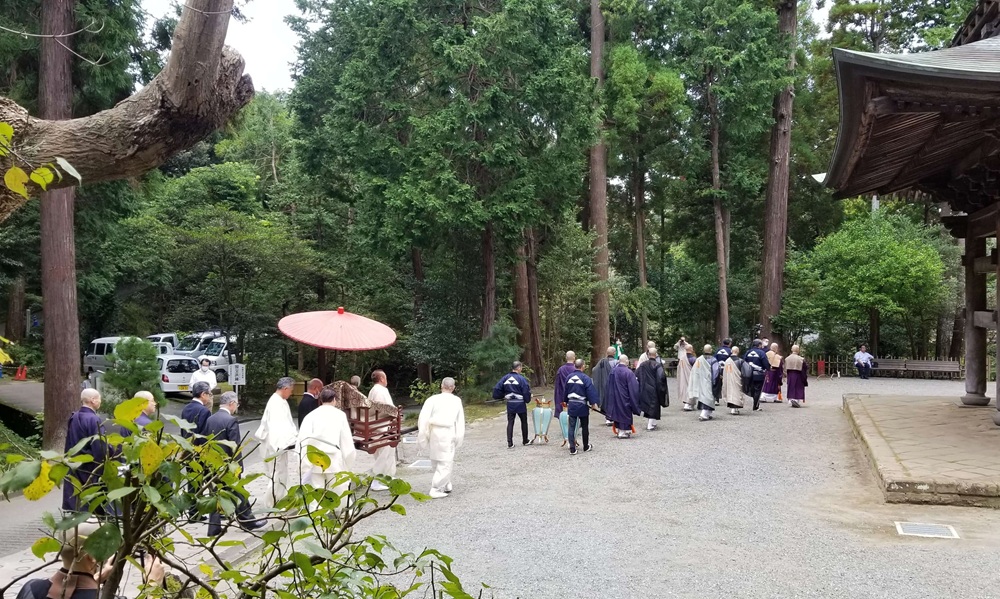 円覚寺開山毎歳忌　僧侶が仏光国師の像を乗せた神輿を4人担いでいる　山門の周りを歩いている様子