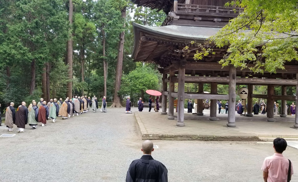 円覚寺開山毎歳忌　僧侶が仏光国師の像を乗せた神輿を4人担いでいる　僧侶たちが山門の周りを歩いている様子