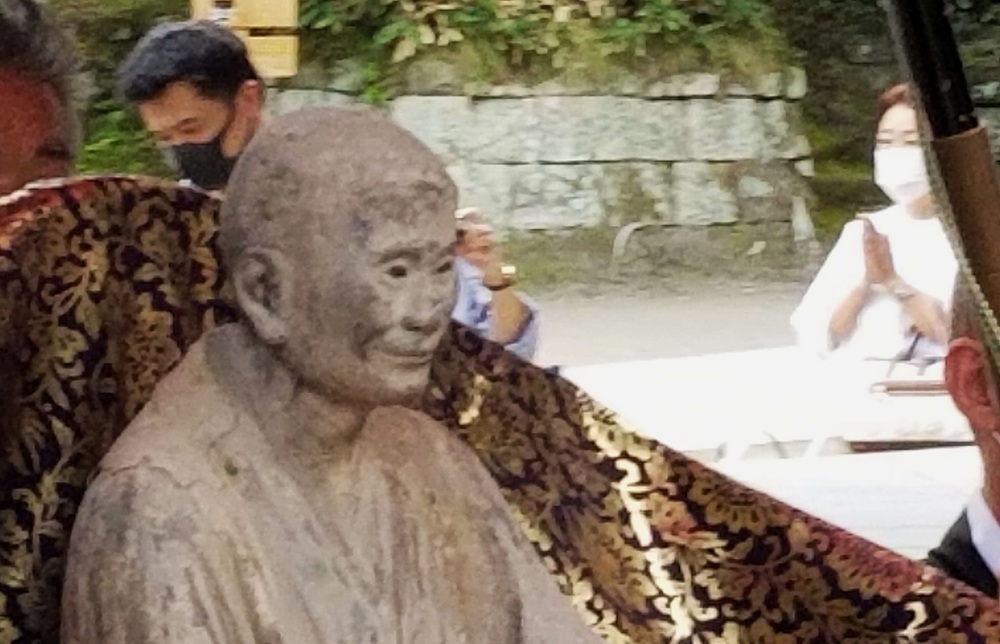 普段見ることができない仏光国師像の近景