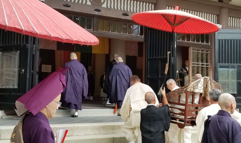 巡堂が終わり僧侶と神輿の仏光国師が仏殿に入っていく様子