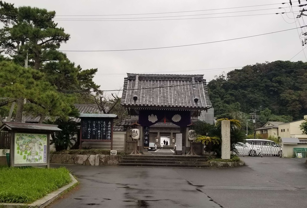 光明寺の総門　雨の日の様子