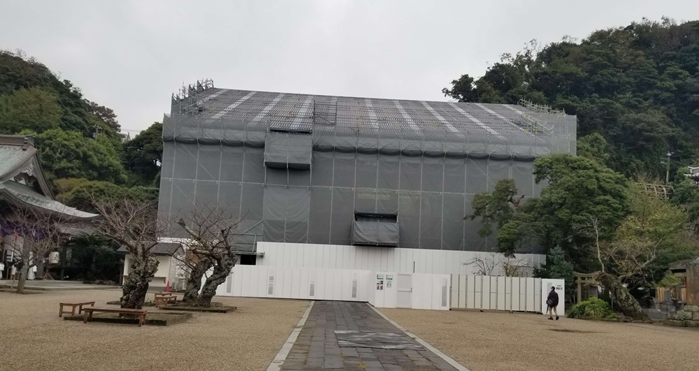 改修中の光明寺本堂　本堂全体が覆われていて中の様子などは見えない　境内には人がいない静かな佇まいの様子