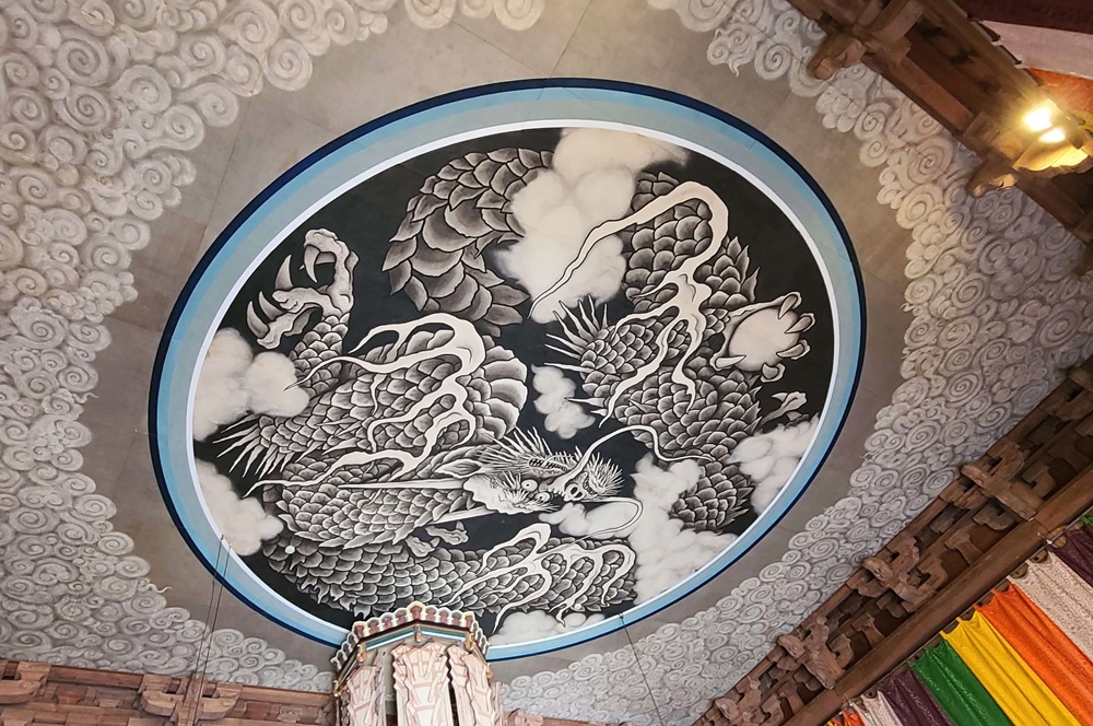 建長寺の法堂の天井に飾られている龍の図