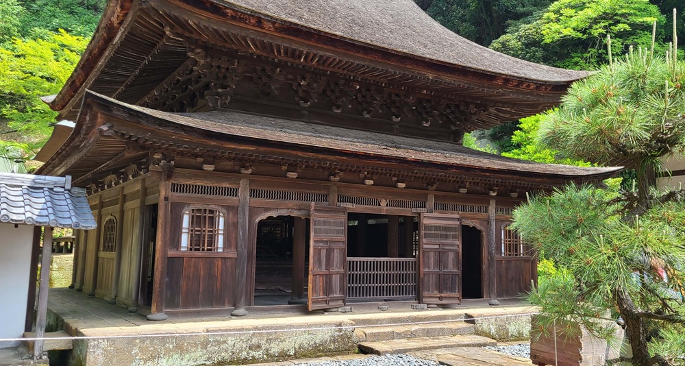 円覚寺国宝舎利殿を少し斜めから撮った写真