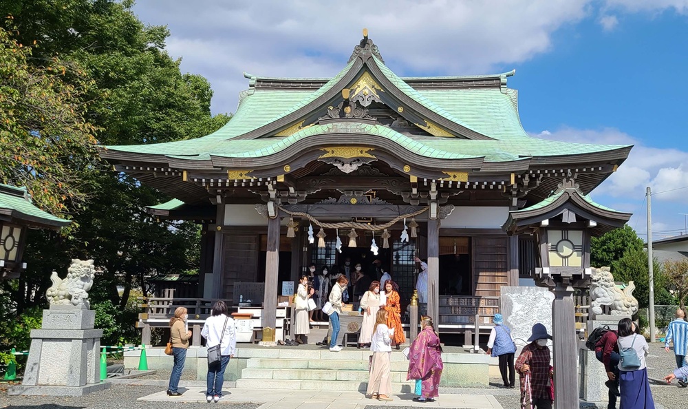 龍口明神社　玉依姫祭の様子　本堂から参加した人達が出てくるところ