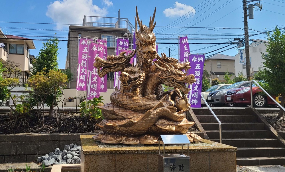 龍口明神社　境内にある黄金の五頭龍