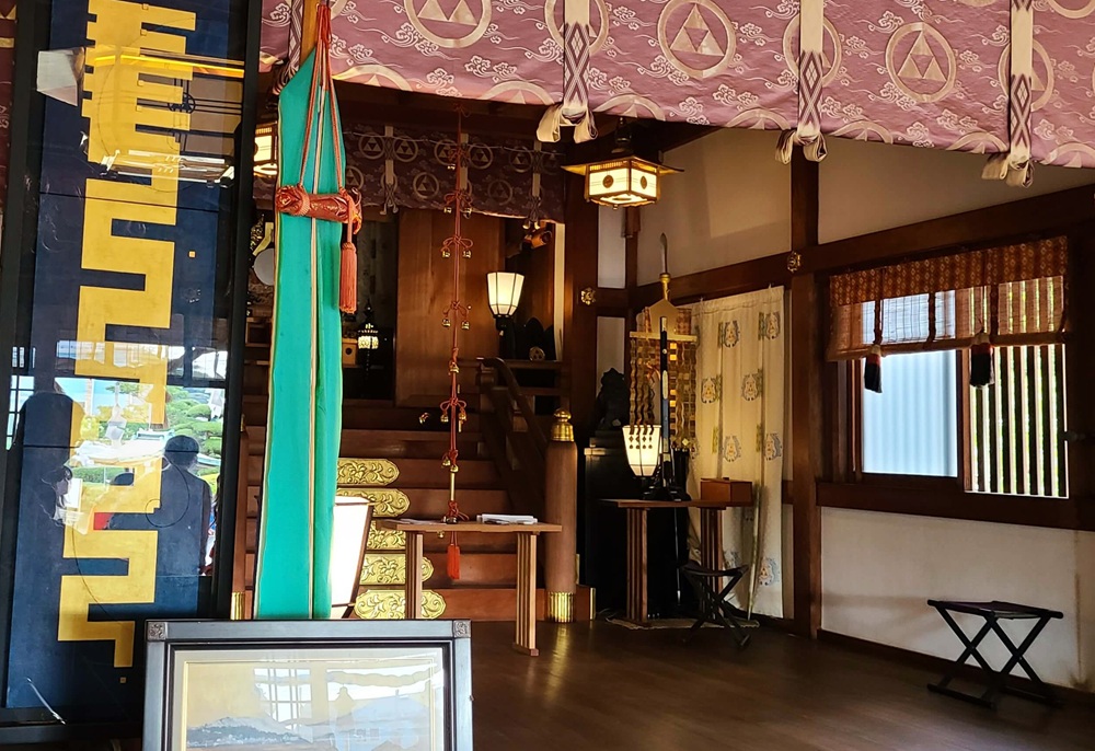 龍口明神社の本殿の中の様子　正面に神様が祀られている祭壇がある