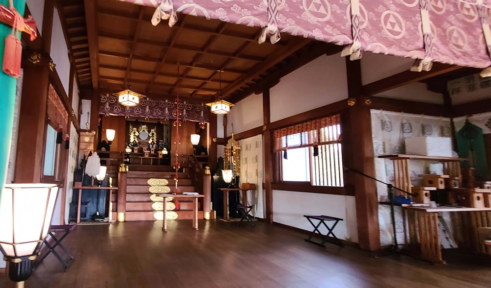 龍口明神社の本殿の中の様子　正面に神様が祀られている祭壇がある