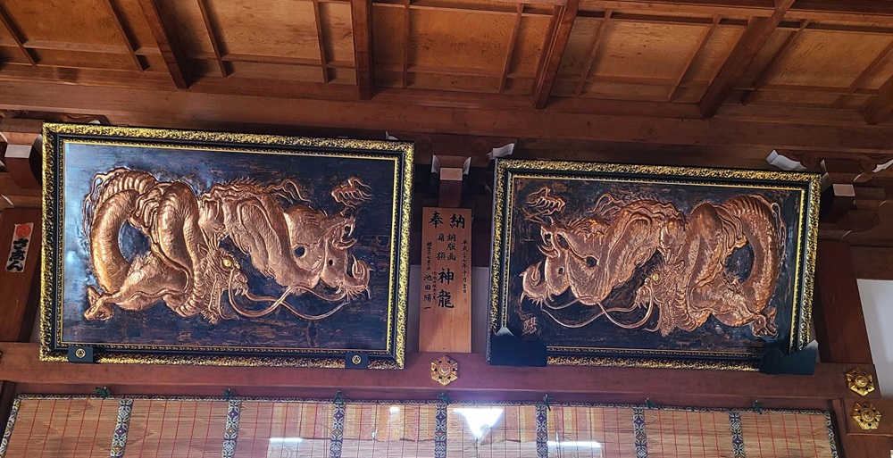 龍口明神社の本殿に掲げられている五頭龍の額