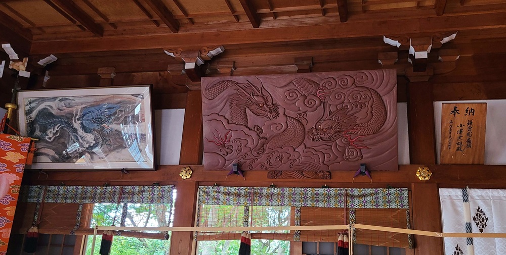 龍口明神社の本殿に掲げられている五頭龍の額