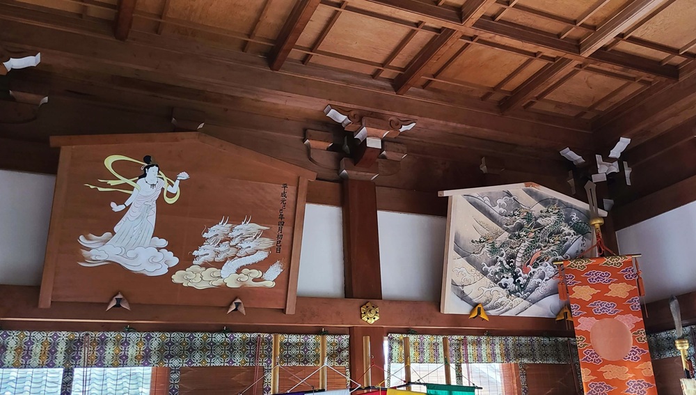 龍口明神社の本殿に掲げられている五頭龍の額