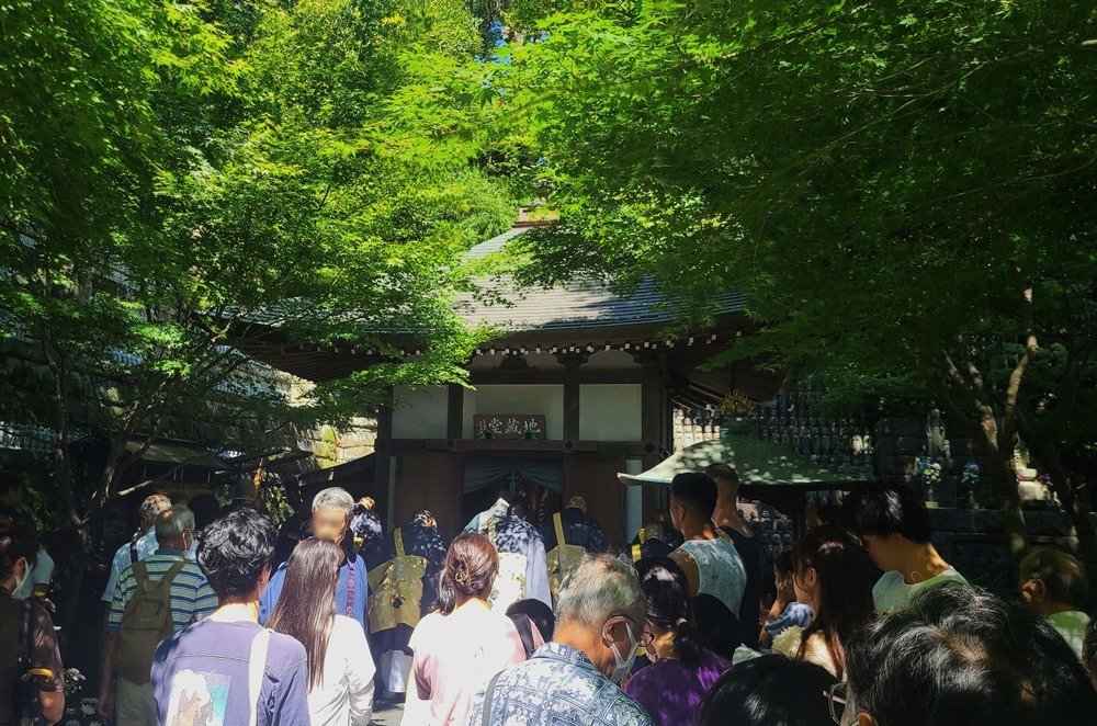 地蔵堂での法要の様子と見学者