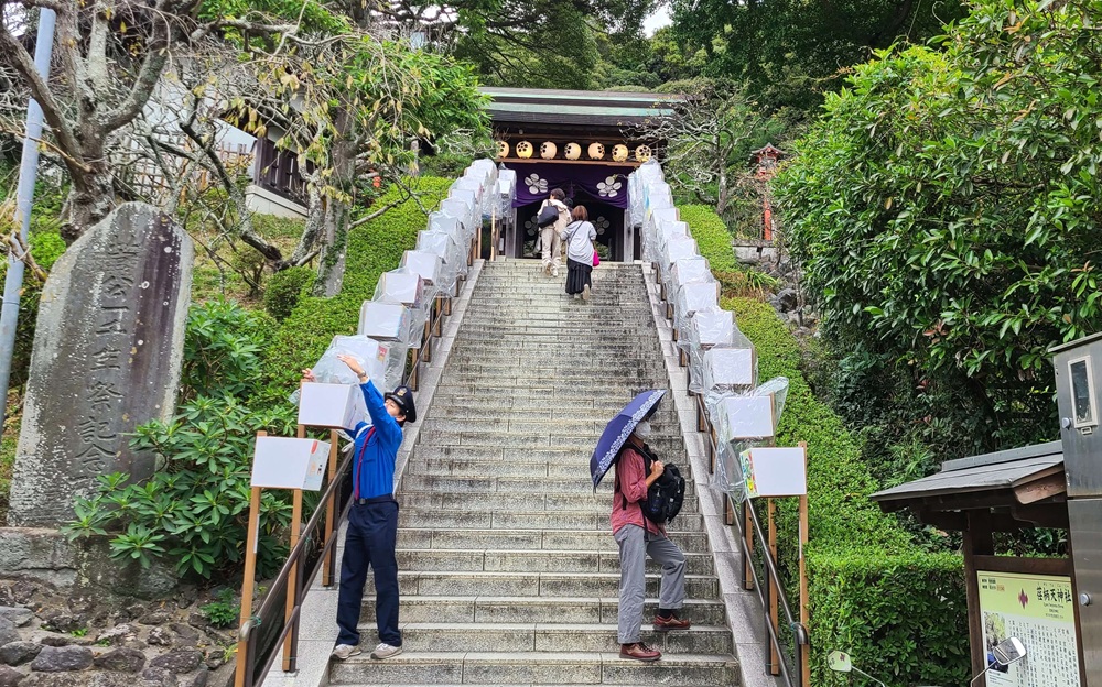 絵筆塚が開催される日の荏柄天神社の階段とその両脇に飾られた絵が描かれた四角いぼんぼり
