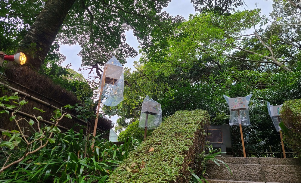 荏柄天神社の階段とその横に飾られたぼんぼりの様子