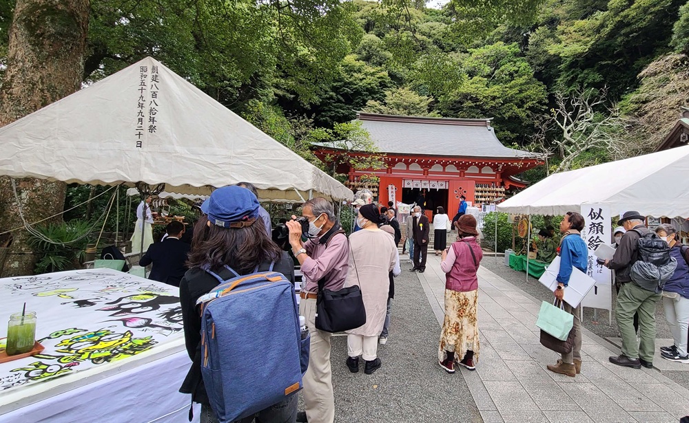 絵筆塚祭の荏柄天神社の境内の様子 見学客が大勢いる