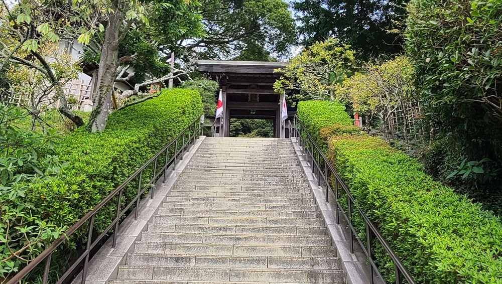 普段の荏柄天神社の長い階段の様子