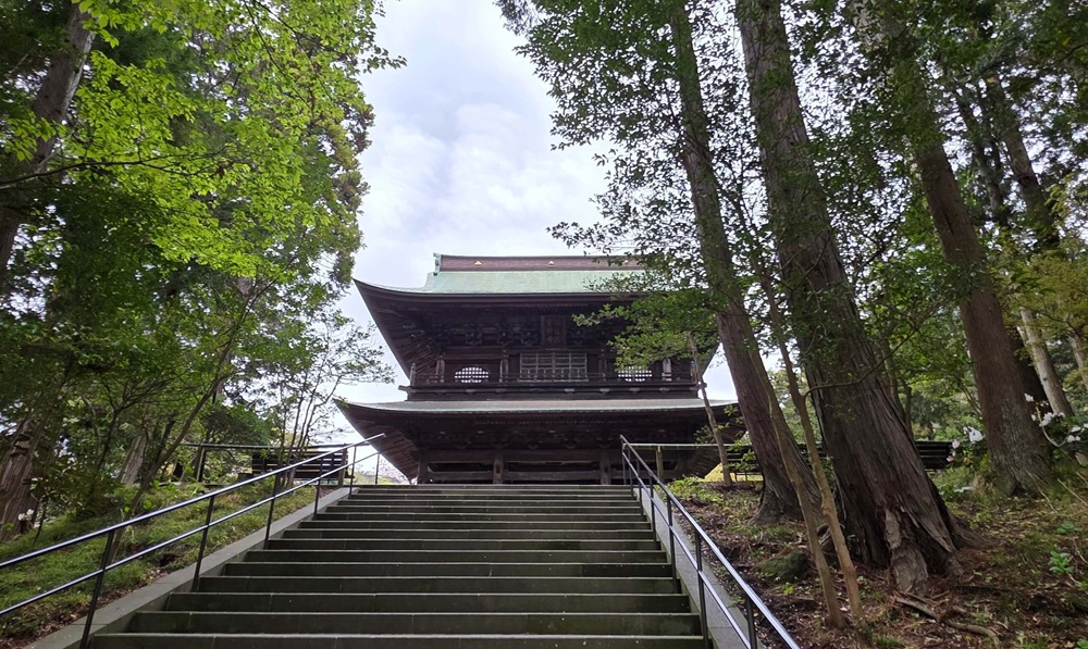 円覚寺の山門を階段下から眺めるように見た写真
