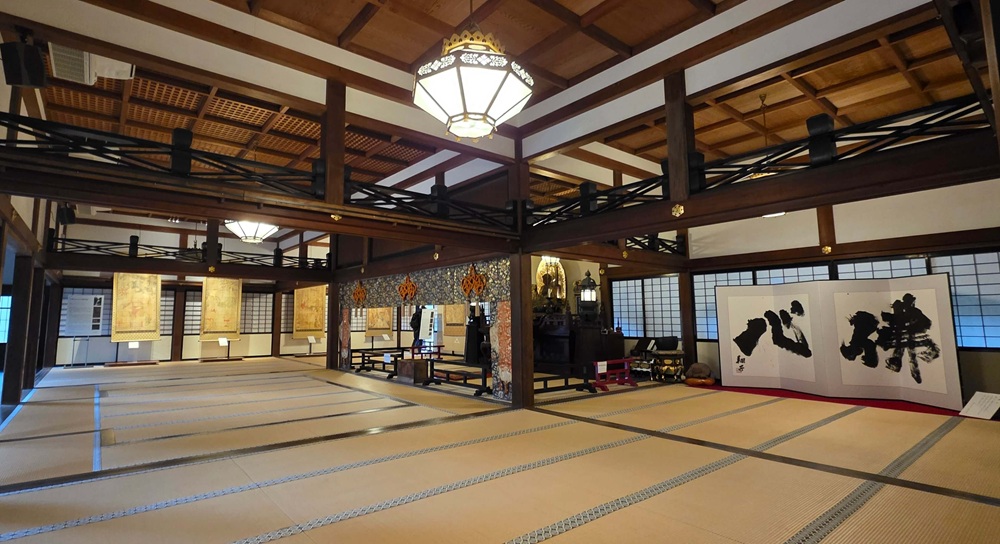円覚寺の方丈の中 畳部屋で中央には仏像が安置されている