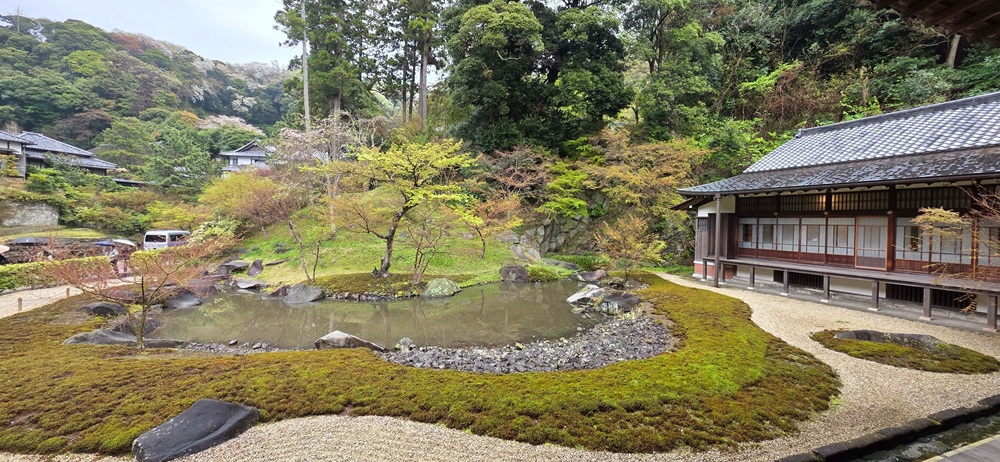 円覚寺の方丈の様子 砂利道とその先に池がある