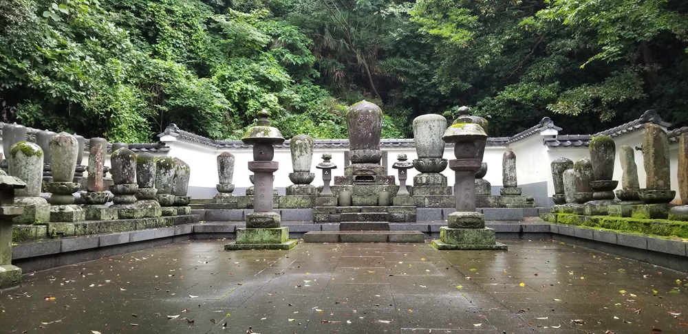 光明寺の裏山にある然阿良忠と歴代の住職の墓