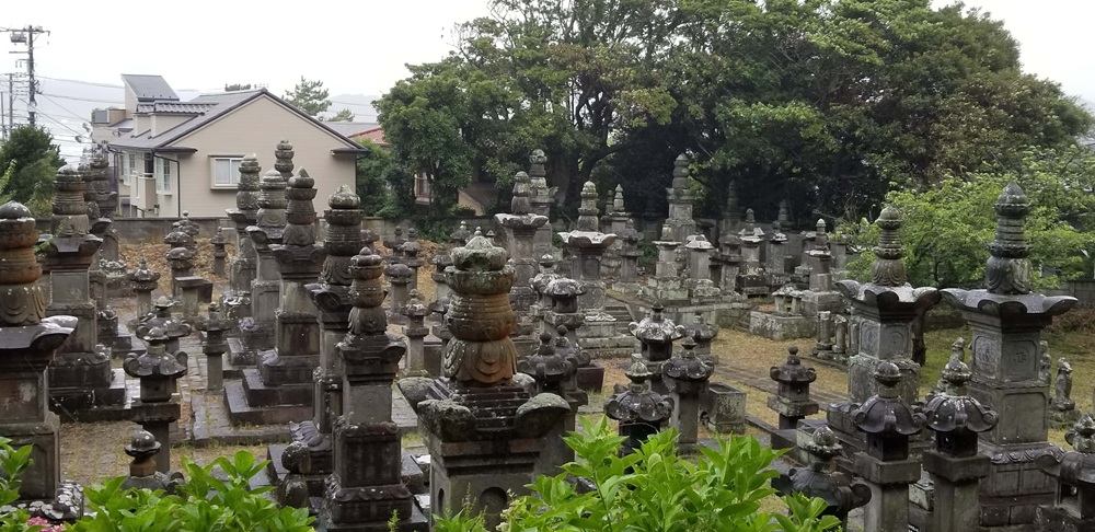 光明寺近くにある日向藩内藤家の墓