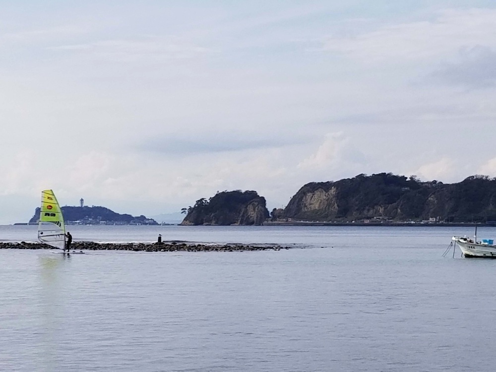 2020年の和賀江島の海の様子 遠くに江の島が見える