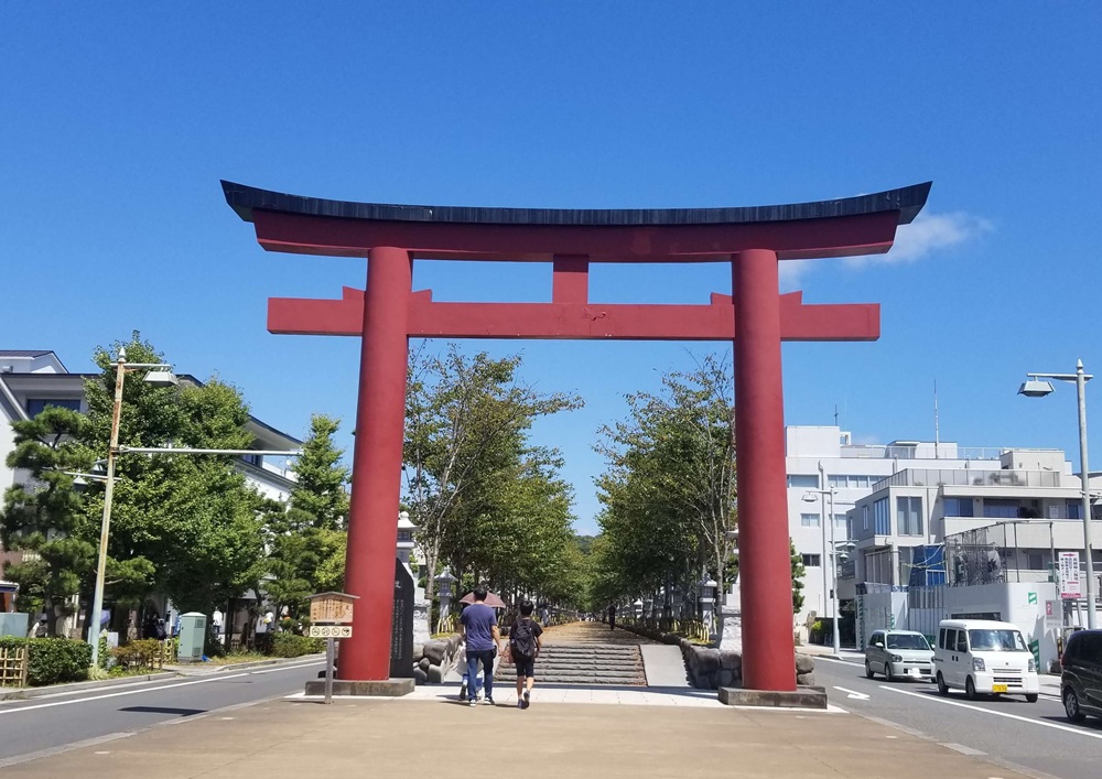 鶴岡八幡宮　二の鳥居と段葛